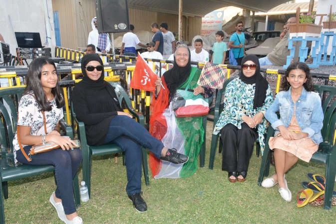 احدى الاسر المشاركة في استقبال شباب الغوص