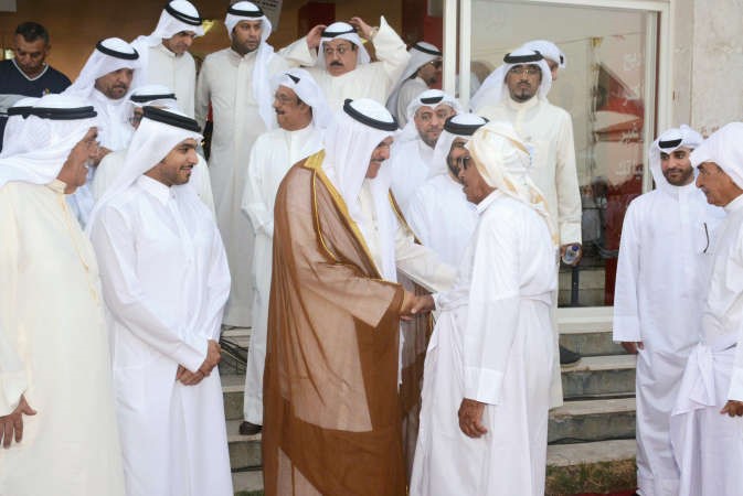 الشيخ سلمان الحمود مصافحا النوخذة خليفة الراشد