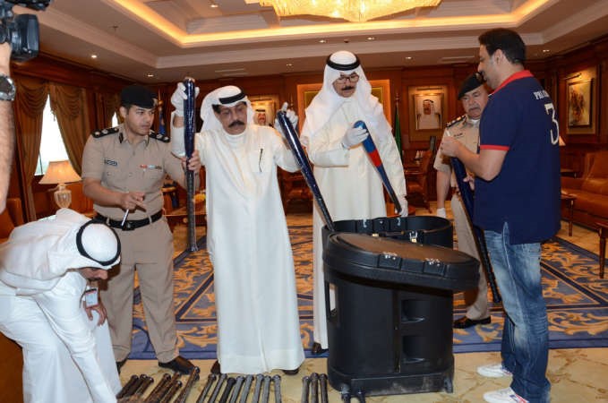 الشيخ محمد الخالد يعاين طريقة التهريب المبتكرة ويبدو الفريق سليمان الفهد واللواء عبدالحميد العوضي﻿