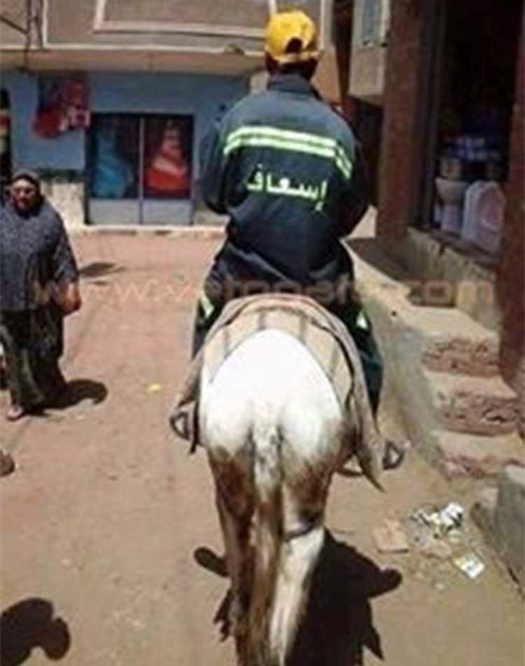صورة: رجل إسعاف يستقل حمارا يثير سخرية مواقع التواصل