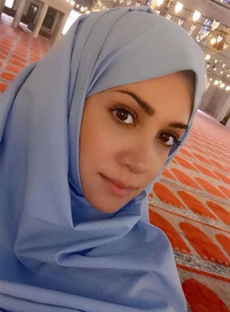 صورة: ديانا حداد تظهر بالحجاب خلال زيارتها لمسجد سليمان القانونى بإسطنبول