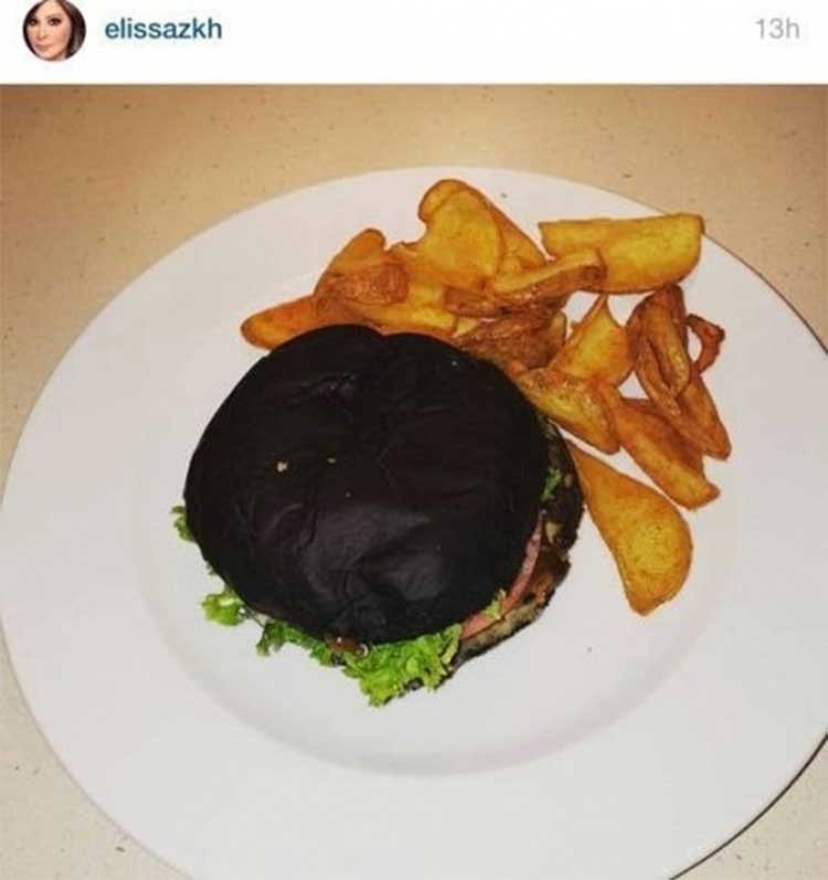 صورة: اليسا تأكل همبرغر سوداء!