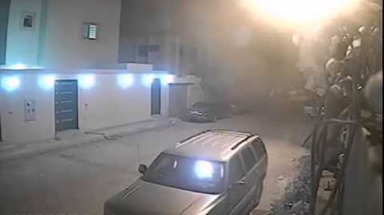 بالفيديو.. مجهولون يضرمون النار في سيارة رجل أمن بالسعودية