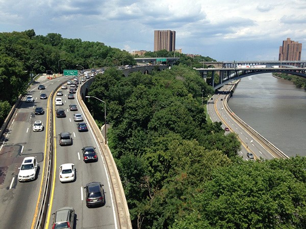 يمكنك مشاهدة Harlem River Expressway من فوق على الجانب من مانهاتن من الجسر
