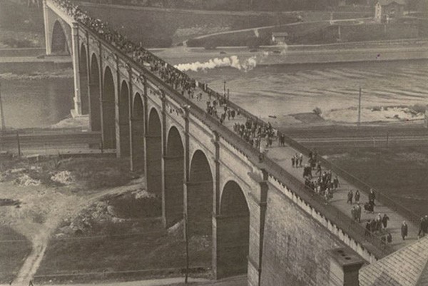 تم الانتهاء من بناء الجسر بعد ما يزيد قليلا على عقد من الزمن منذ بدء البناء في 1837،وكان ذلك قبل عام 1848، وتم الانتهاء من الممشى نفسه في عام 1864