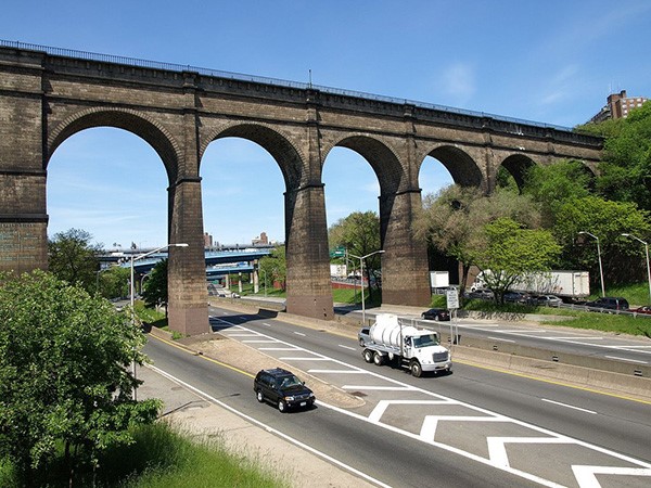 التوقف عن استخدام الجسر بوصفه قناة في عام 1949، وبعد سبع سنوات، تم بناء Major Deegan Expressway، ويمر مباشرة تحت الجسر في برونكس، و على الجانب من مانهاتن،اصبح Harlem Speedway هارلم River Drive