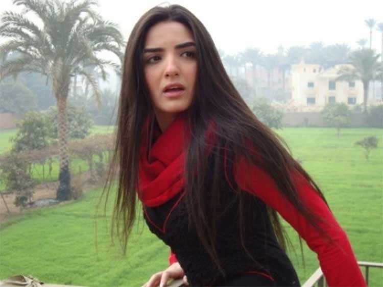 بالصور.. هذه الفنانة تعرّضت للسرقة في جنازة نور الشريف