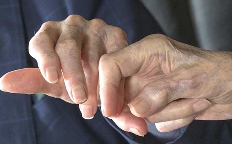 بالصور.. توأمان عازبان بعمر 102 ينصحان الشباب بالزواج