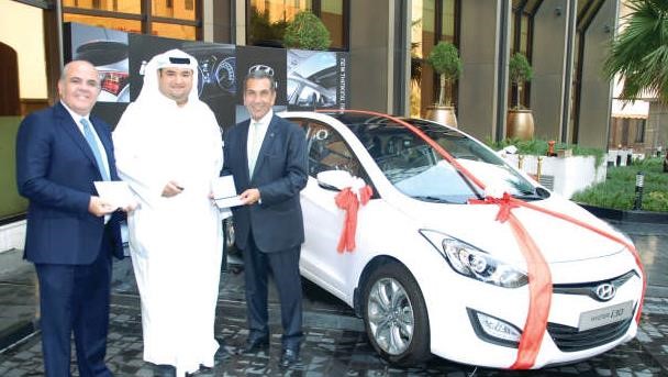 جورج عون واحمد المليجي يقدمان الجائزة الكبرى لاحد الفائزين