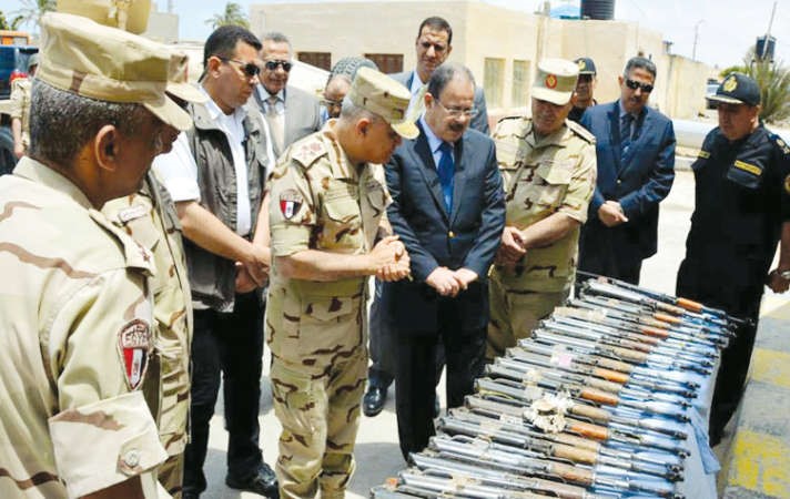 وزير الدفاع المصري الفريق اول صدقي صبحي ووزير الداخلية اللواء مجدي عبدالغفار خلال تفقدهما قوات الجيش والشرطة بشمال سيناء امس الوفد 