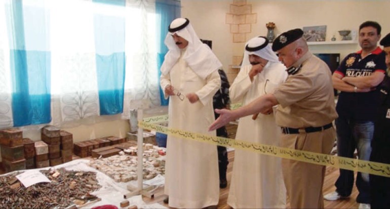 نائب رئيس الوزراء ووزير الداخلية الشيخ محمد الخالد متفقدا الاسلحة والذخائر المضبوطة امس الاول