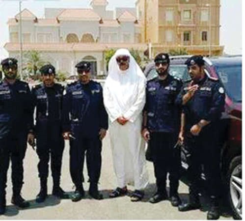 الشيخ محمد الخالد لدى تفقده استعدادات رجال الامن لصلاة الجمعة بمسجد العترة الطاهرة في المنقف