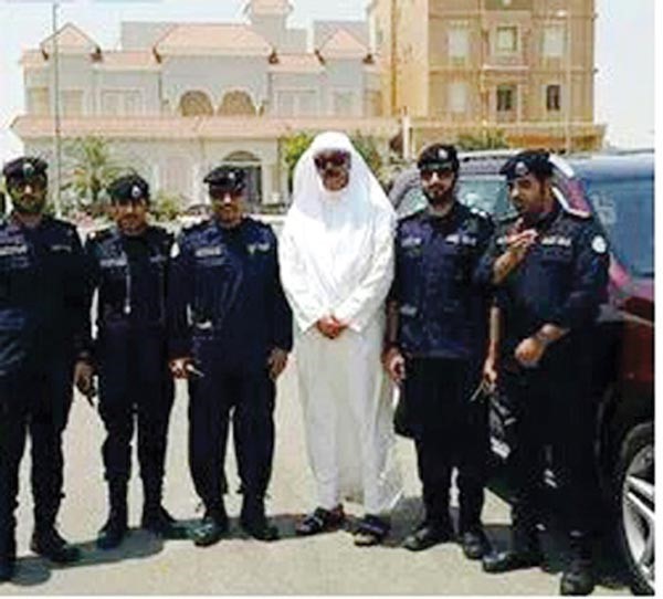الشيخ محمد الخالد لدى تفقده استعدادات رجال الامن لصلاة الجمعة بمسجد العترة الطاهرة في المنقف