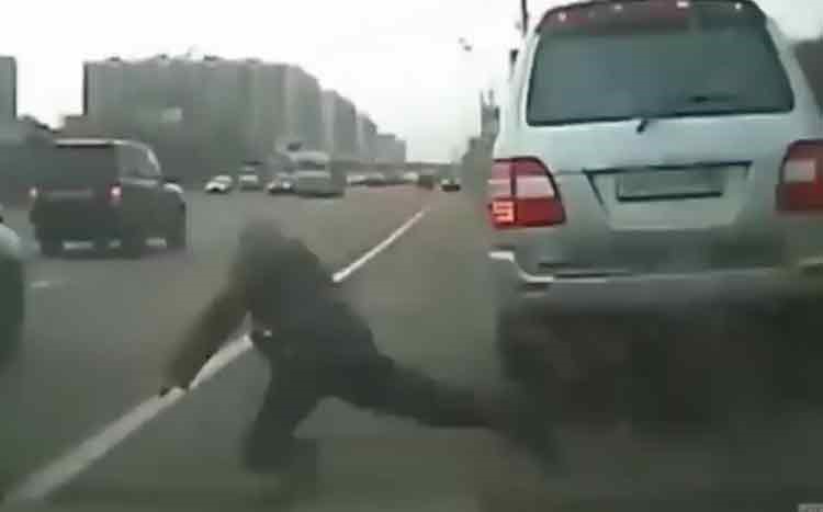 بالفيديو.. لقطات ترصد أشخاصًا سافروا عبر الزمن!