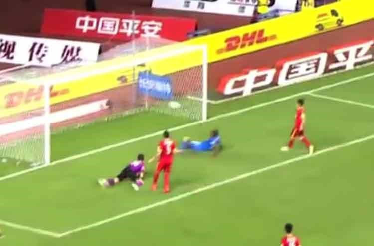 بالفيديو.. لاعب يضيع هدف بطريقة غريبة في الدوري الصيني