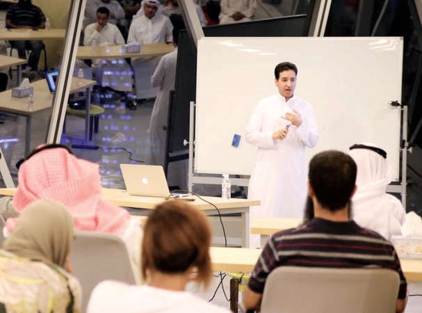 دياسر العصيفير خلال محاضرة اكاديمية VIVA Coded للبرمجة 