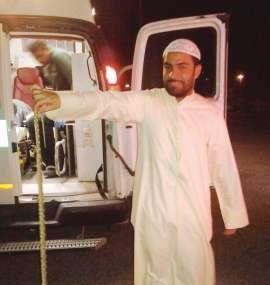 احد رجال الجمارك ممسكا بالافعى بعد قتلها﻿