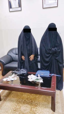 المتهمتان امامهما حصيلة التسول