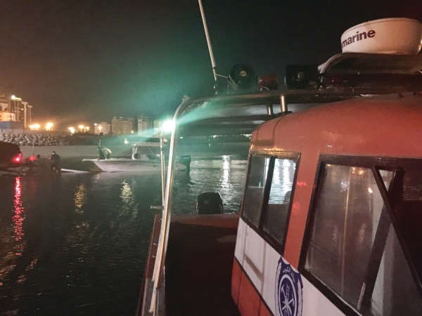 تعامل الاطفاء مع احد الحوادث في البحر﻿