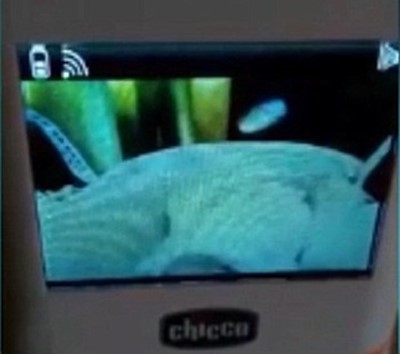 بالفيديو والصور.. أب يرصد «عفريت» يحوم حول سرير طفلته