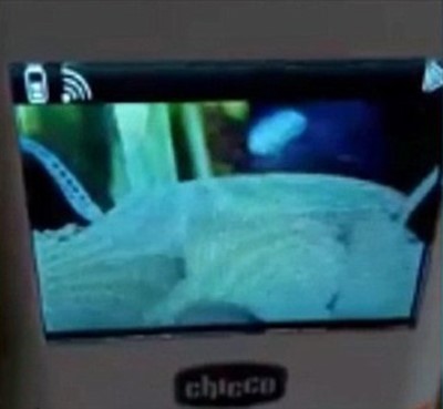 بالفيديو والصور.. أب يرصد «عفريت» يحوم حول سرير طفلته