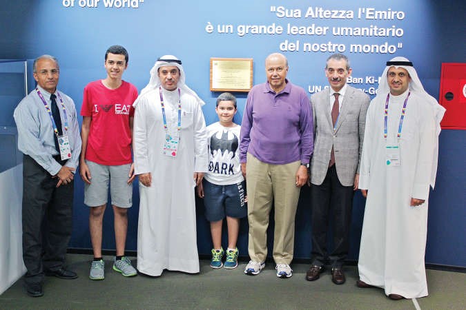 السفير احمد فهد الفهد وفيصل المتلقم والقنصل عبدالناصر بوخضور وفهد الفهد وخالد الفهد داخل الجناح ﻿