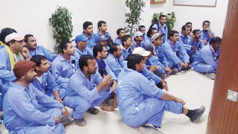 عدد من العمال خلال اضرابهم 
