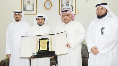 درع تكريمية لكاظم من مجلس إدارة تعاونية الفردوس