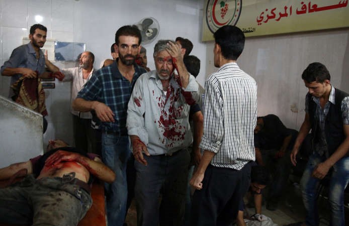 مصابون في الغارات على مدينة دوما يتلقون العلاج في مستشفى ميداني	 افپ﻿