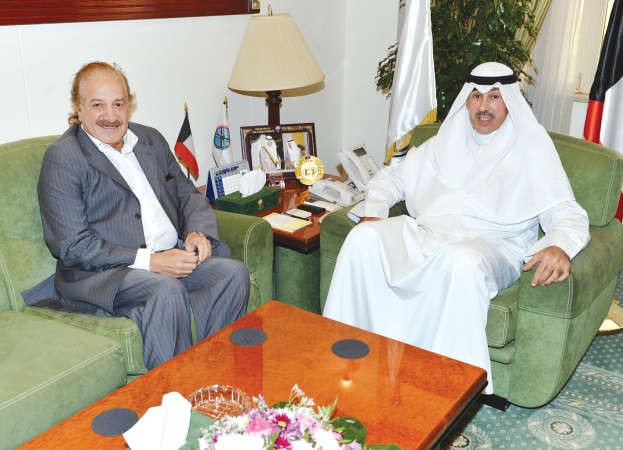 المحافظ الخالد مستقبلا الفنان محمد المنصور﻿