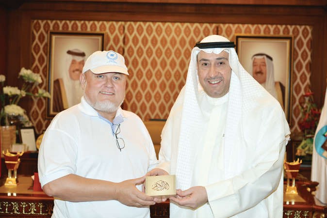 الشيخ فيصل الحمود خلال لقائه الرحالة د محمد ستيفان ليكا﻿