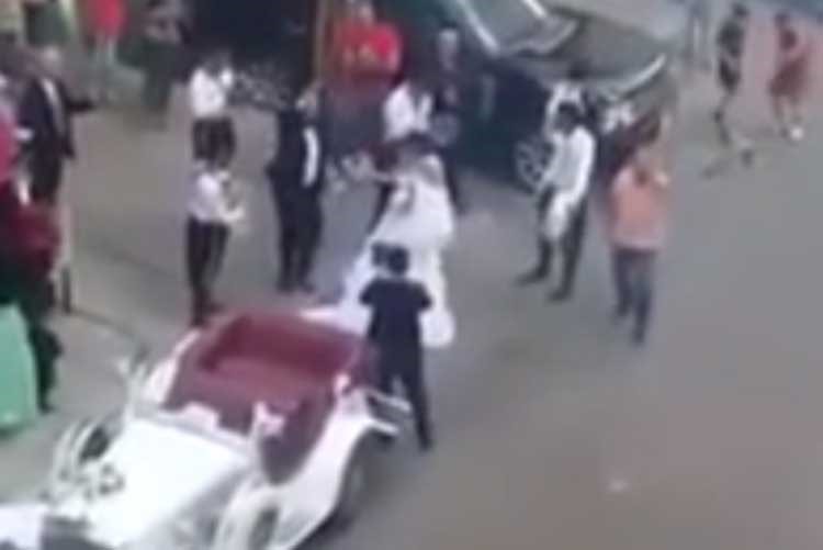بالفيديو.. عريس لبناني يترك زفته ليتشاجر مع سائق وسط الشارع