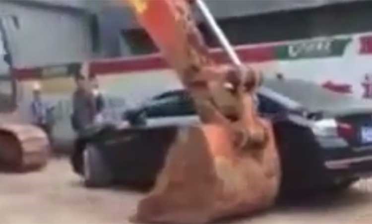 بالفيديو.. شاهد عقاب السيارات التي تركن في الممنوع بالصين