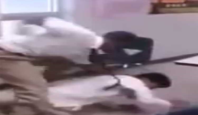 بالفيديو.. «مشاجرة» بين طالبين داخل فصل
