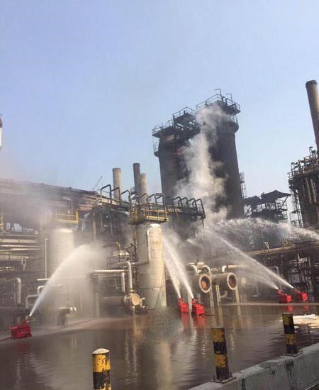 اول صورة من داخل مصفاة الشعيبة بعد اطفاء الحريقخلال التبريد على الوحدة التكريرية