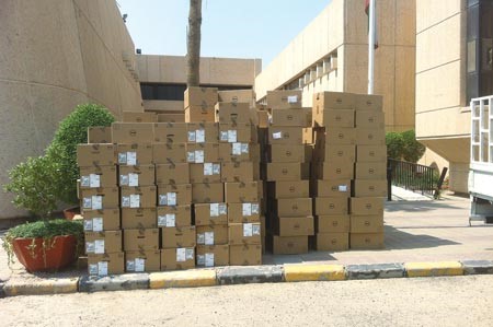 جانب من الاجهزة الجديدة امام مدخل الوزارة امس ﻿