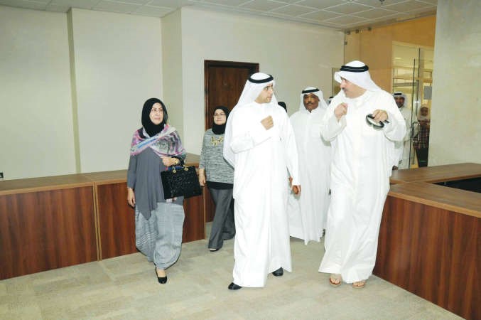 دهيثم الاثري وفاطمة الكندري خلال الجولة في مرافق المبنىمحمد خلوصي﻿