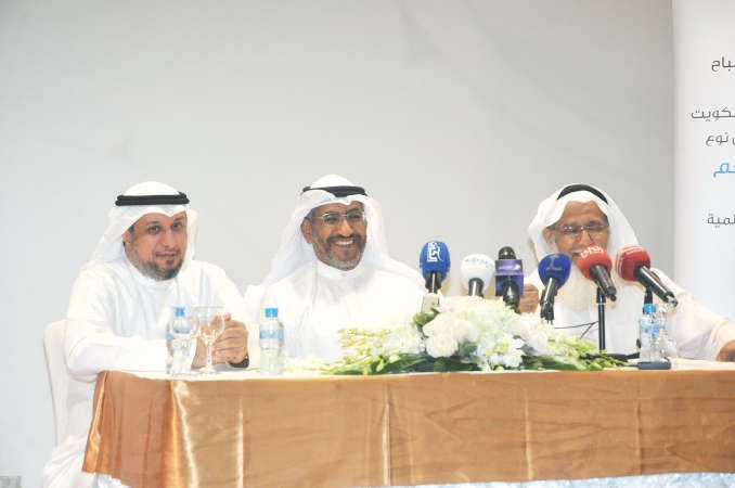 دناجي المطيري ومفيصل الحليل ودخالد عبد الاله خلال المؤتمر الصحافي