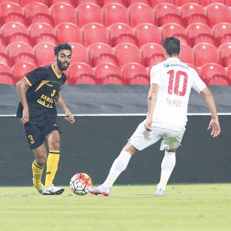 احمد الظفيري يمرر الكرة من امام لاعب الجزيرة تياغو نيفيز﻿