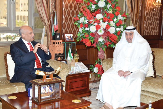 الشيخ فيصل الحمود مستقبلا السفير المصري عبدالكريم سليمان