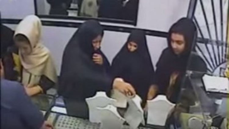 بالفيديو.. فتاة تسرق محل ذهب بطريقة مخادعة