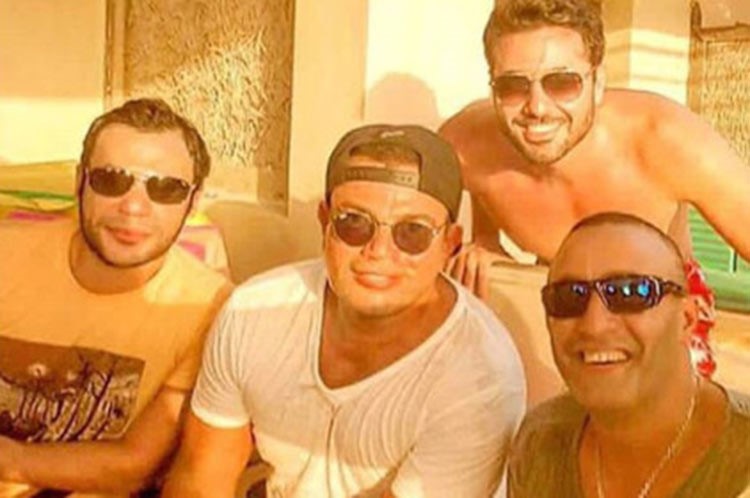 بالصور.. هل عمرو دياب يحاول الصلح بين أحمد عز وزينة؟