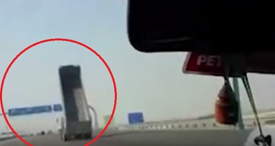 بالفيديو.. شاهد سائق شاحنة متهور يحطم إحدى لوحات الطرق