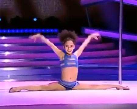 بالفيديو.. طفلة تحبس أنفاس لجنة تحكيم في برنامج هواة