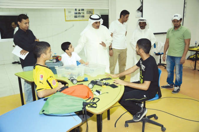 ماحمد المنفوحي متحدثا الى الطلاب في احد الاقسام 