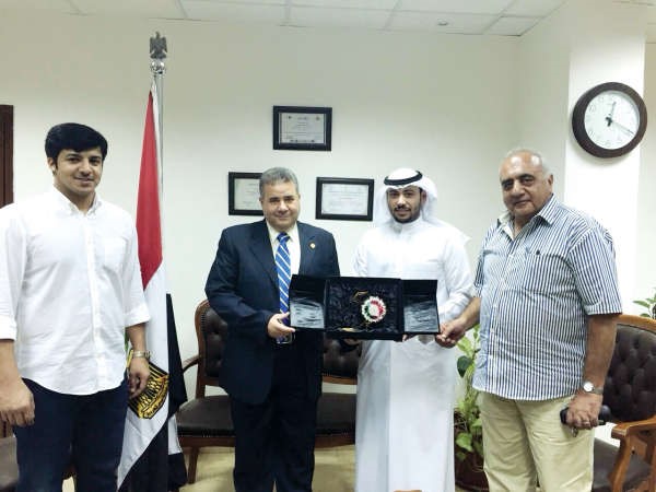 مفيصل العنزي ومجلال الفضلي يكرمان عمادة الكلية﻿