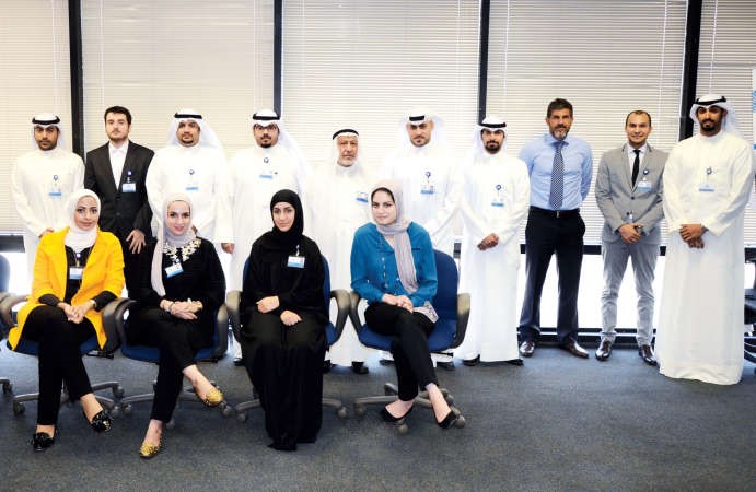 دهشام عبدالحي يتوسط موظفي الدولي المشاركين في الدورة﻿