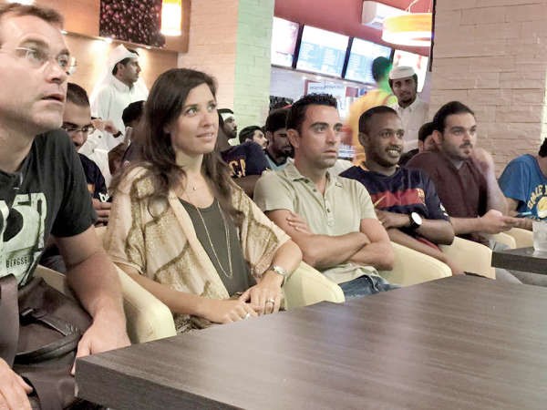 النجم تشافي هرنانديز يتابع اللقاء الى جانب زوجته﻿