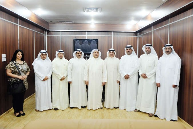خالد العجمي مع المشاركين في الاحتفال﻿