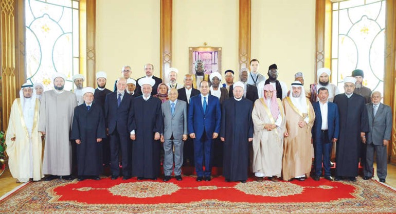 الرئيس عبدالفتاح السيسي مستقبلا المشاركين في المؤتمر العالمي الاول لدار الافتاء المصرية
